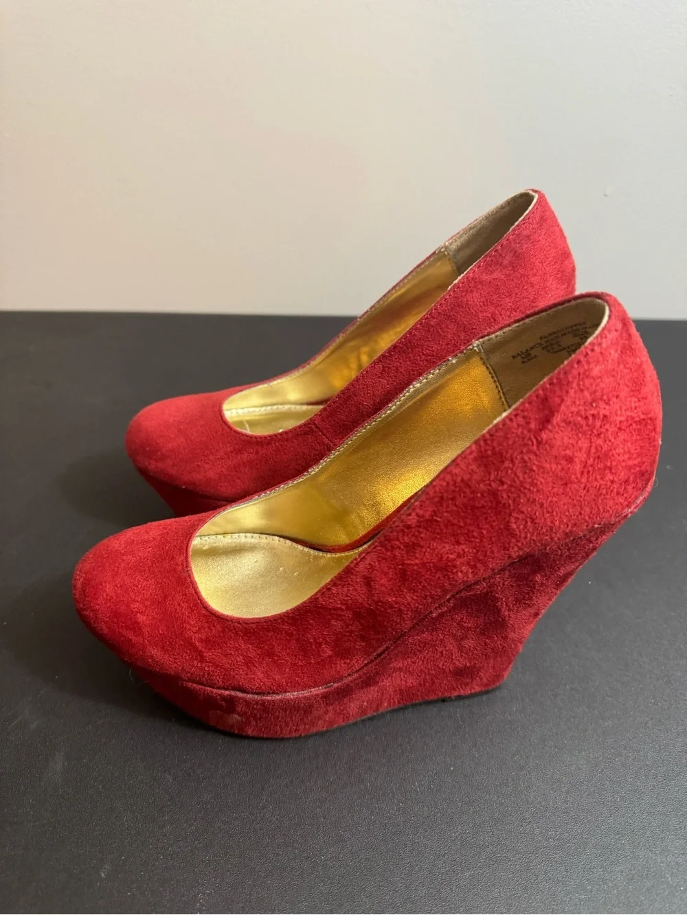 GLO jeans Red Suede Women's Round-Toe Wedges